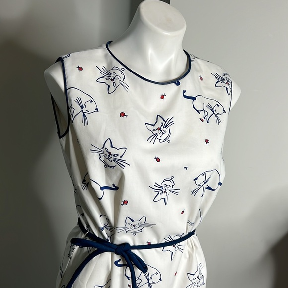 the vested gentress Dresses & Skirts - Vintage Cat shift Dress size small CUTE